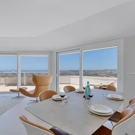 Penthouse With Ocean & City View Apartment *