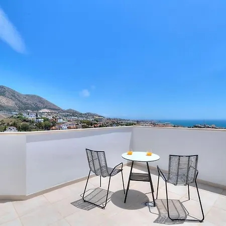 Penthouse With Ocean & City View Apartment *