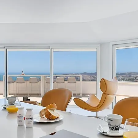 Penthouse With Ocean & City View Apartment *